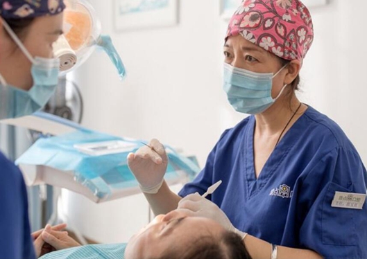 海南鼎點(diǎn)口腔連鎖三亞分院醫(yī)生手術(shù)中