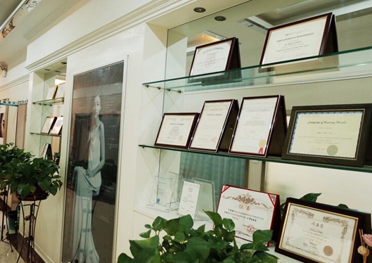 新疆烏魯木齊王共禮醫(yī)療美容門診部榮譽墻