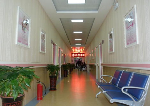 烏魯木齊西北女子醫(yī)院走廊