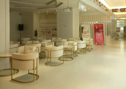 青島諾美德醫(yī)療美容醫(yī)院寬敞的候診區(qū)