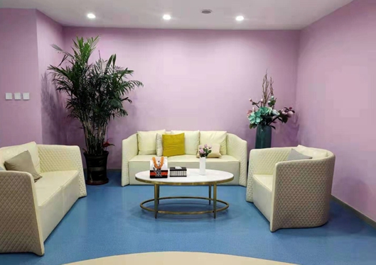 沈陽(yáng)瑞妍醫(yī)療美容診所休息區(qū)