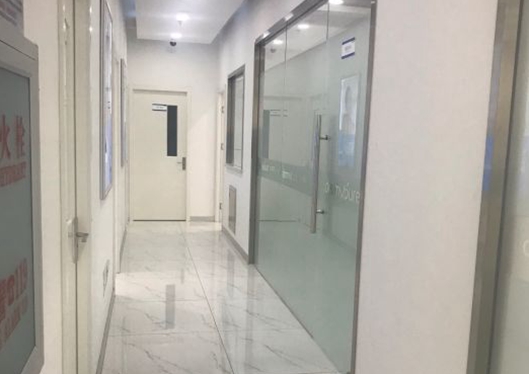 天津德?tīng)柮揽托鋸┨冕t(yī)療美容門(mén)診部走廊