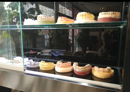 青島全好口腔門(mén)診部整齊的牙模展示區(qū)