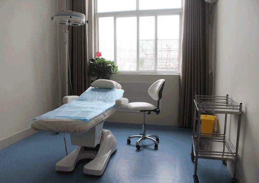 南陽三院醫(yī)療美容科治療室1