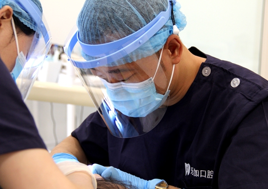 沈陽(yáng)樂(lè)加口腔華山路店治療中